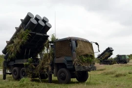 Binh sỹ Nhật Bản chuẩn bị phóng tên lửa đất đối hạm trong cuộc tập trận. (Nguồn: THX/TTXVN) 