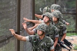 Binh sỹ Hàn Quốc tuần tra tại khu vực phía tây đảo Yeonpyeong, giáp giới Triều Tiên ngày 26/8. (Nguồn: Yonhap/TTXVN)