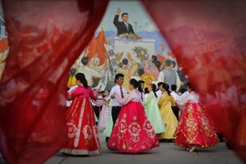 Các sinh viên tham gia buổi khiêu vũ công chúng trước bức tranh vẽ cố lãnh đạo Triều Tiên Kim Il Sung đang phát biểu ngày 27/7. (Nguồn: Sputniknews)