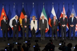 Đại diện các bên đàm phán P5+1 và Iran chụp ảnh chung trước một cuộc họp tại Lausanne, Thụy Sĩ ngày 2/4. (Nguồn: AFP/TTXVN) 