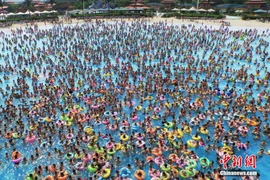 Người dân Nam Kinh, tỉnh Giang Tô đã kéo tới công viên nước lớn nhất thành phố vào ngày 1/8 để tránh cái nắng khủng khiếp tràn qua thành phố. (Nguồn: CCTVNews)