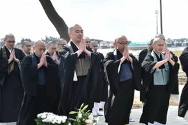 Các nhà sư Nhật Bản cầu nguyện cho nạn nhân động đất, sóng thần tại đài tưởng niệm ở Suma thuộc tỉnh Fukushima ngày 11/3. (Nguồn: AFP/TTXVN) 