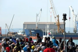 Những người di cư sau khi được hải quân Italy cứu và đưa về cảng Sicili. (Nguồn: AFP/TTXVN)