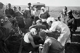 Các y tá giúp các quân sỹ bị thương sau vụ ném bom của Đức quốc xã gần Chisinau. (Nguồn: Sputniknews)