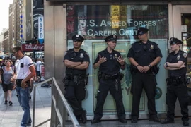 Cảnh sát Mỹ gác tại trung tâm tuyển quân trên Quảng trường Thời đại ở New York ngày 16/7. (Nguồn: AFP/TTXVN) 