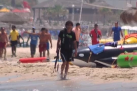 Khách du lịch rời Tunisia tại sân bay Enfidha ngày 27/6 sau vụ tấn công khủng bố. (Nguồn: AFP/TTXVN)