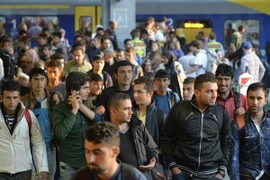 Người di cư tại nhà ga ở Munich ngày 12/9. (Nguồn: AFP/TTXVN) 