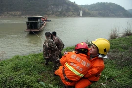 Lực lượng cứu hộ tìm kiếm các nạn nhân tại hiện trường vụ chìm tàu. (Nguồn: THX/TTXVN)