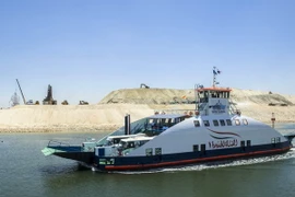 Tàu thuyền vận hành trên kênh đào Suez mới tại thành phố cảng Ismailiya, phía Đông thủ đô Cairo ngày 6/8. (Nguồn: AFP/TTXVN) 