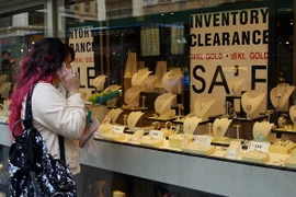 Giá vàng giảm mạnh trong khi thị trường tiền tệ tăng giá