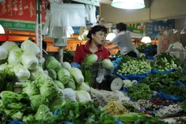 Rau củ được bán tại một khu chợ ở Thượng Hải. (Nguồn: AFP/TTXVN) 