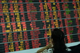 Các nhà đầu tư tại thị trường chứng khoán Bangkok, Thái Lan ngày 24/8. (Nguồn: AFP/TTXVN) 
