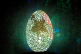 Một đèn lồng làm bằng vỏ trứng của nghệ sỹ Kong Bin được thắp sắng bằng đèn LED trưng bày ở tỉnh Sơn Tây ngày 20/9.