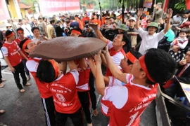 "Inh tai" nghe tiếng pháo đất tại Lễ hội mùa Xuân ở Hải Dương