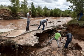 Tìm kiếm người mất tích tại Hildale, bang Utah, Mỹ ngày 15/9. (Nguồn: Reuter/TTXVN)