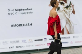 Các tín đồ thời trang tự tin diện áo trễ vai sải bước trước ống kính của các nhiếp ảnh gia thời trang đường phố.