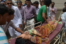 Chuyển nạn nhân bị đột quỵ do nắng nóng tại thành phố Karachi ngày 24/6. (Nguồn: AFP/TTXVN) 