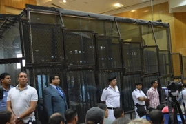 Các bị cáo bị nhốt trong lồng sắt chờ nghe tuyên án ngày 21/4. (Ảnh: Hữu Chiến/TTXVN)