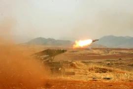 Binh sỹ Tiên bắn đạn pháo trong cuộc diễn tập. (Nguồn: AFP/TTXVN) 
