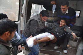 Chuyển thiếu niên Ấn Độ bị thương trong cuộc giao tranh tới bệnh viện điều trị ở Jammu ngày 3/1. (Nguồn: AFP/TTXVN)