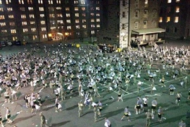 Cuộc chiến bằng gối ở Học viện quân sự Mỹ. (Nguồn: CCTVNews)