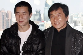 Thành Long và con trai. (Nguồn: eonline.com)