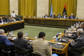 Đàm phán hòa bình giữa đại diện hai Chính phủ Libya do Đặc phái viên Liên hợp quốc về Libya Bernardino Leon (giữa, phía xa) chủ trì tại Geneva ngày 12/8. (Nguồn: AFP/TTXVN)
