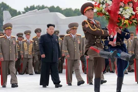 Ông Kim Jong Un đặt vòng hoa tưởng niệm các liệt sỹ Trung Quốc. (Nguồn: CCTVNews)