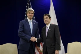 Ngoại trưởng Mỹ John Kerry (trái) có cuộc gặp với Ngoại trưởng Nhật Bản Fumio Kishida. (Nguồn: AFP/TTXVN)