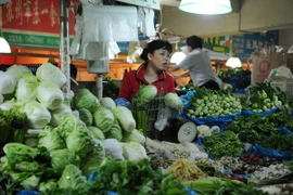 Rau củ được bán tại một khu chợ ở Thượng Hải. (Nguồn: AFP/TTXVN)