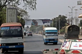 Cảnh sát Burundi tuần tra tại thủ đô Bujumbura sau vụ tấn công ngày 2/8. (Nguồn: AFP/TTXVN)