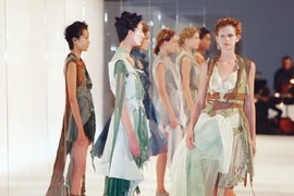 Bộ sưu tập Xuân Hè 2002 của Hussein Chalayan. 