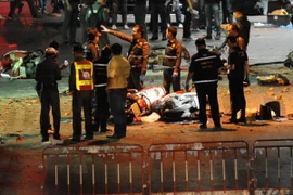 Cảnh sát Thái Lan điều tra tại hiện trường vụ nổ ở đền thờ Erawan, Bangkok ngày 17/8. (Nguồn: THX/TTXVN) 