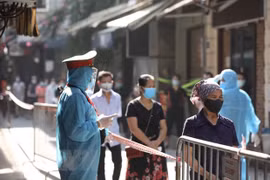 Người dân tại phường Bạch Mai chờ lấy mẫu xét nghiệm. (Ảnh: Minh Quyết/TTXVN) 