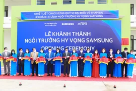 Đại biểu cắt băng khánh thành Trường học Hy vọng Samsung. (Ảnh: DiLi/Vietnam+)