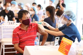 Nhân viên y tế tiêm vaccine phòng COVID-19 cho người dân. (Ảnh minh họa: Minh Quyết/TTXVN)