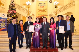 Phó Tổng Giám đốc Thông tấn xã Việt Nam Lê Quốc Minh và các tác giả của Thông tấn xã Việt Nam đoạt Giải báo chí “75 năm Quốc hội Việt Nam.” (Ảnh: Dương Giang/TTXVN) 