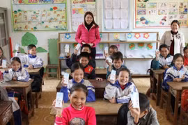 Giờ uống sữa học đường tại bản điểm trường Thung Khạng (xã Châu Bình, Quỳ Châu, Nghệ An).