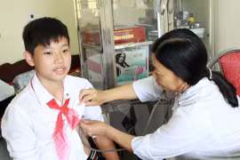 Khám sức khỏe đầu năm học cho học sinh. (Ảnh: Nguyễn Thủy/ TTXVN)