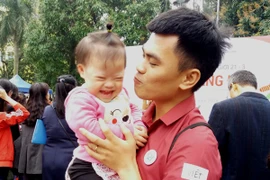 Anh Việt nô đùa cùng con gái. (Ảnh: Phạm Mai/Vietnam+)