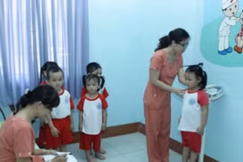 Kiểm tra sức khỏe cho trẻ mầm non. (Ảnh: Minh Quyết/TTXVN)