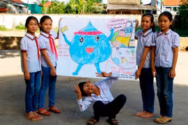 Học sinh trường xây dựng poster truyền thông về chủ đề tiết kiệm nước và bảo vệ môi trường (PV/Vietnam+)