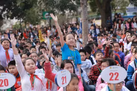 Học sinh hào hứng tham gia trò chơi trong lễ khai mạc cuộc thi. (Ảnh: BTC)