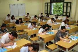 Thí sinh làm bài thi Khoa học Xã hội. (Ảnh Thanh Tùng/TTXVN)