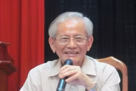 Phong cách giản dị, nụ cười hiền hậu của giáo sư Phan Huy Lê. (Ảnh: Phạm Mai/Vietnam+)