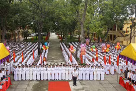 Thầy và trò trường Trung học phổ thông Quảng Xương 1 khai giảng năm học mới. (Ảnh: Thanh Tùng/TTXVN)