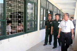 Chánh Thanh tra Bộ Giáo dục và Đào tạo Nguyễn Huy Bằng (áo trắng) thanh tra tại các điểm thi. (Ảnh: CTV/Vietnam+)