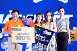 Đại học FPT trao học bổng cho thí sinh. (Ảnh: FPT)
