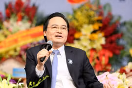 Bộ trưởng Phùng Xuân Nhạ trả lời câu hỏi của sinh viên. (Ảnh: PV)