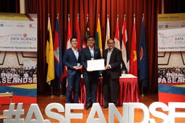 Ông S. Iswaran, Bộ trưởng Bộ thông tin và truyền thông Singapore trao giải 3 cho hai sinh viên Mai Thanh Tùng và Nguyễn Văn Thuận. (Ảnh: Đại học RMIT)